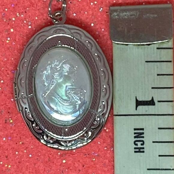 Pearl Victorian Lady Cameo Silver Locket Necklace - Picture 7 of 9